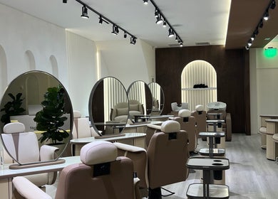 Chic Razor Roast salon interior in Los Angeles, California, US with modern mirrors and plush chairs.