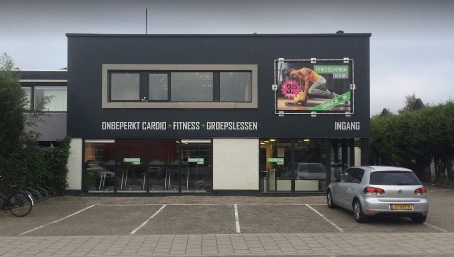 Front view of Hair Master Heiloo venue in Heiloo, Noord-holland, NL, showing parking area and entry.