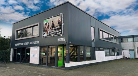 Exterior view of Hair Master Heiloo at Heiloo, Noord-holland, NL showcasing modern fitness facility.