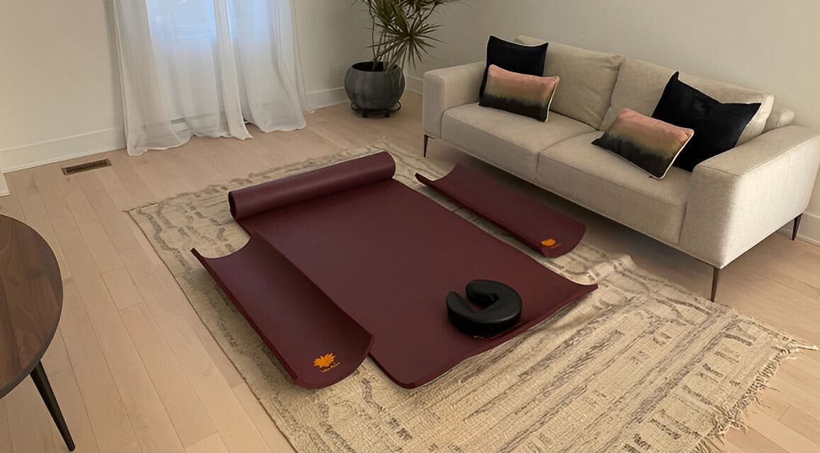 Thaibyzee spa serene space with red mats and sofa in Montréal, Québec, CA for ultimate relaxation.