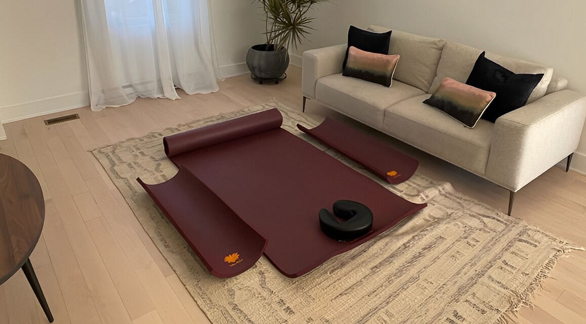 Thaibyzee spa serene space with red mats and sofa in Montréal, Québec, CA for ultimate relaxation.