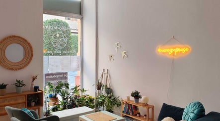 Interior acogedor de Espacio de Pausa en Cartagena, Región De Murcia, ES con decoración natural.