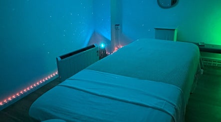Sala de terapias con iluminación azul en Espacio de Pausa, Cartagena, Región De Murcia, ES.