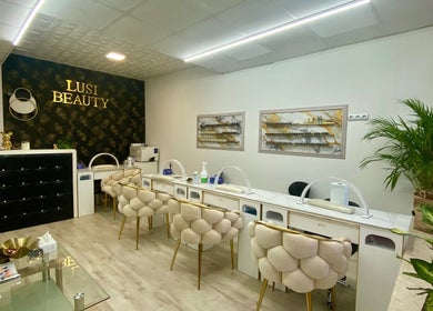 Nowoczesny salon Lusi Beauty w Marki, Województwo Mazowieckie, PL z eleganckimi fotelami i dekoracjami.