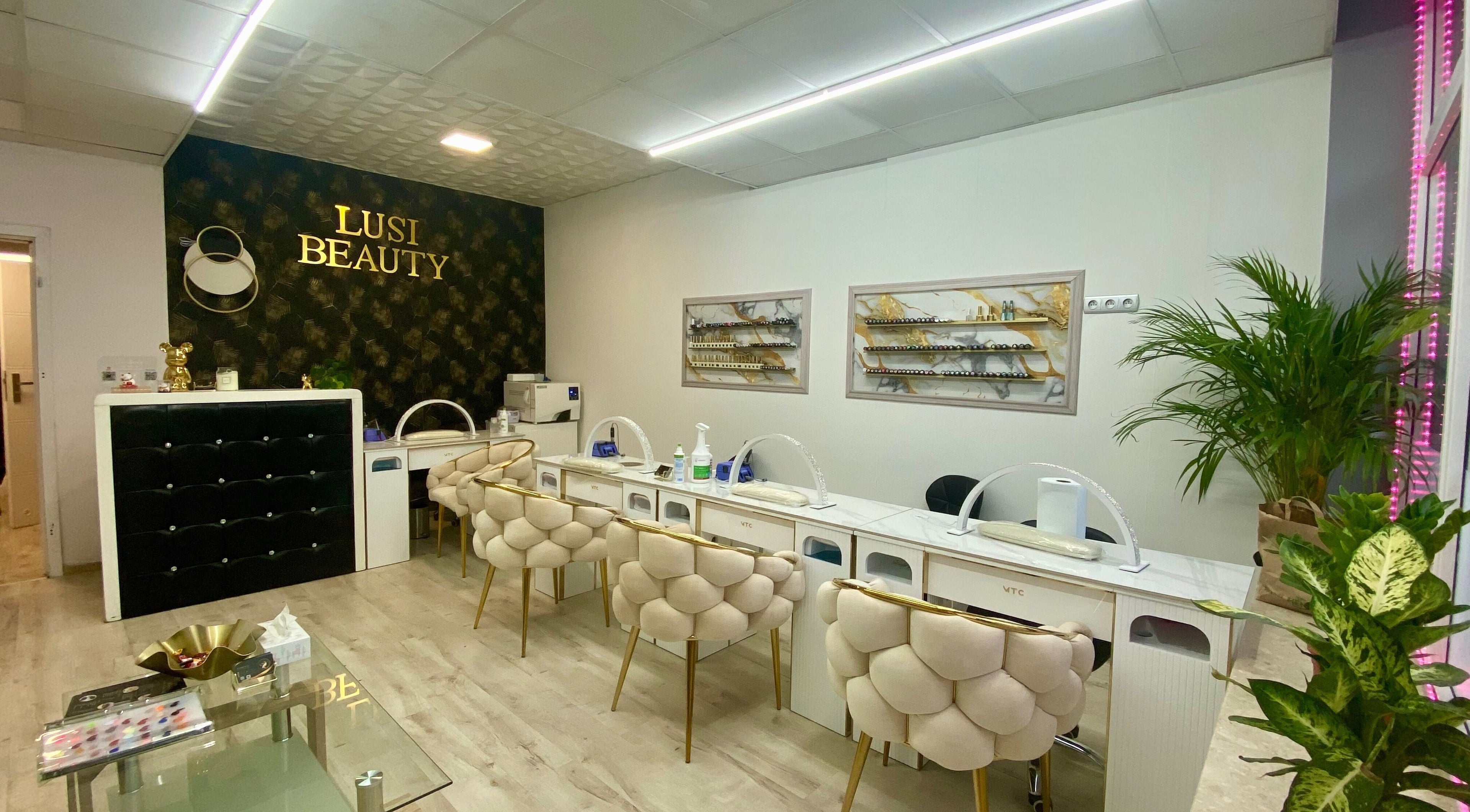 Nowoczesny salon Lusi Beauty w Marki, Województwo Mazowieckie, PL z eleganckimi fotelami i dekoracjami.