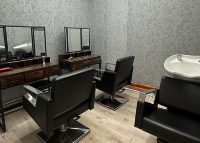 Eleganckie wnętrze salonu fryzjerskiego Lusi Beauty w Marki, Województwo Mazowieckie, PL.