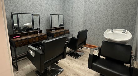Eleganckie wnętrze salonu fryzjerskiego Lusi Beauty w Marki, Województwo Mazowieckie, PL.