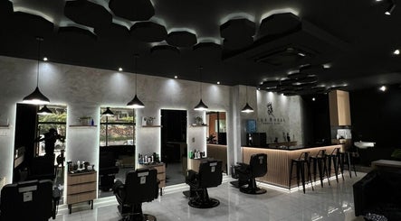 THE ROYAL BARBER CLUB imagine 2