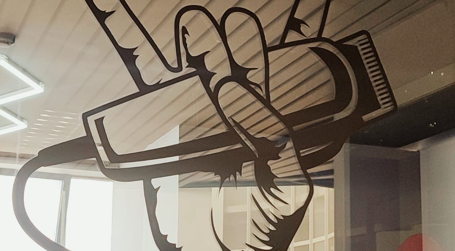 Arte criativa de uma lâmina de barbear na vitrine do Maus Hábitos, Santo Tirso, Porto, PT.