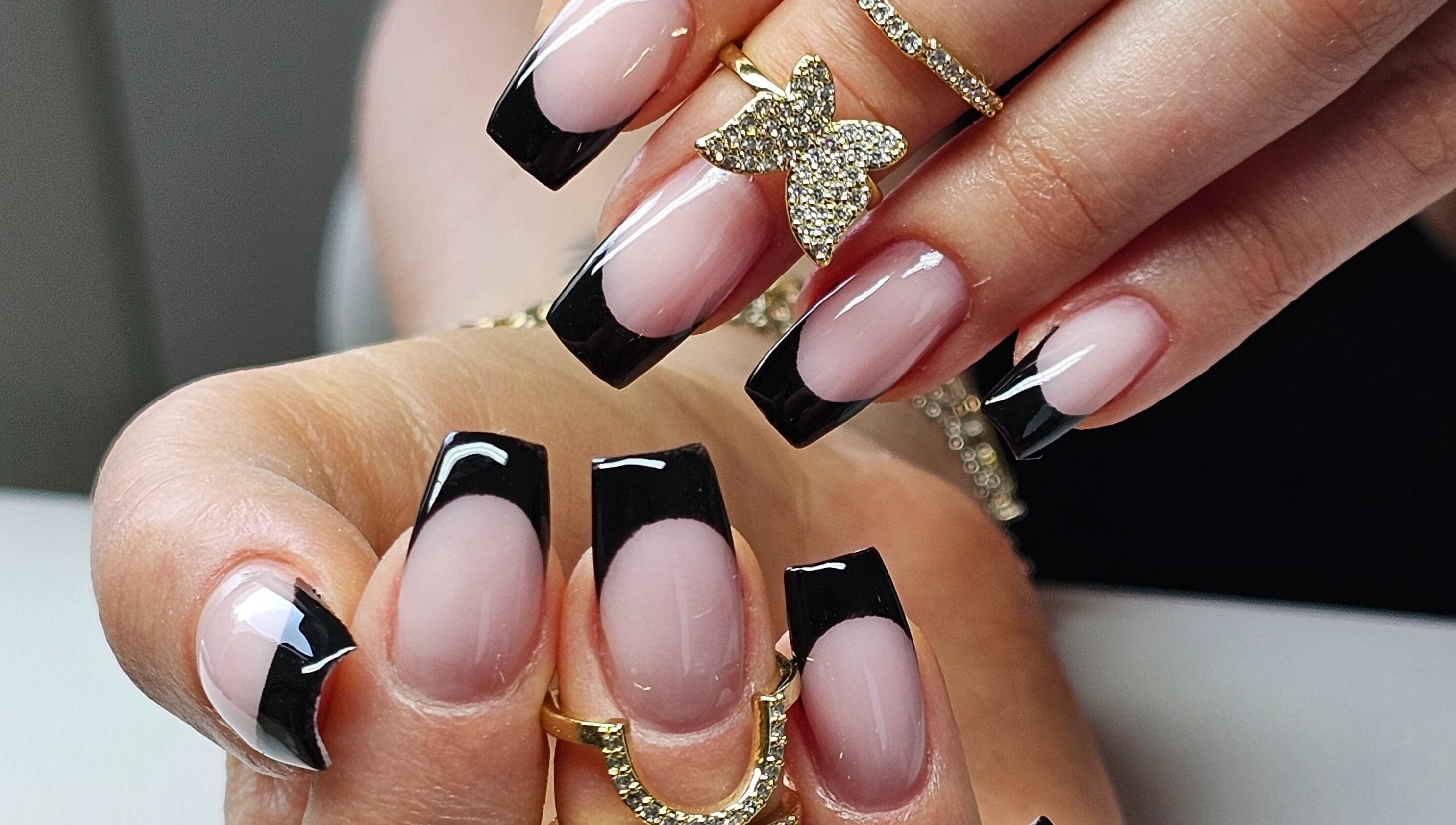 Sofistikert fransk manikyr hos Vanilla Nails by Koziol i Bodø, Nordland, NO.