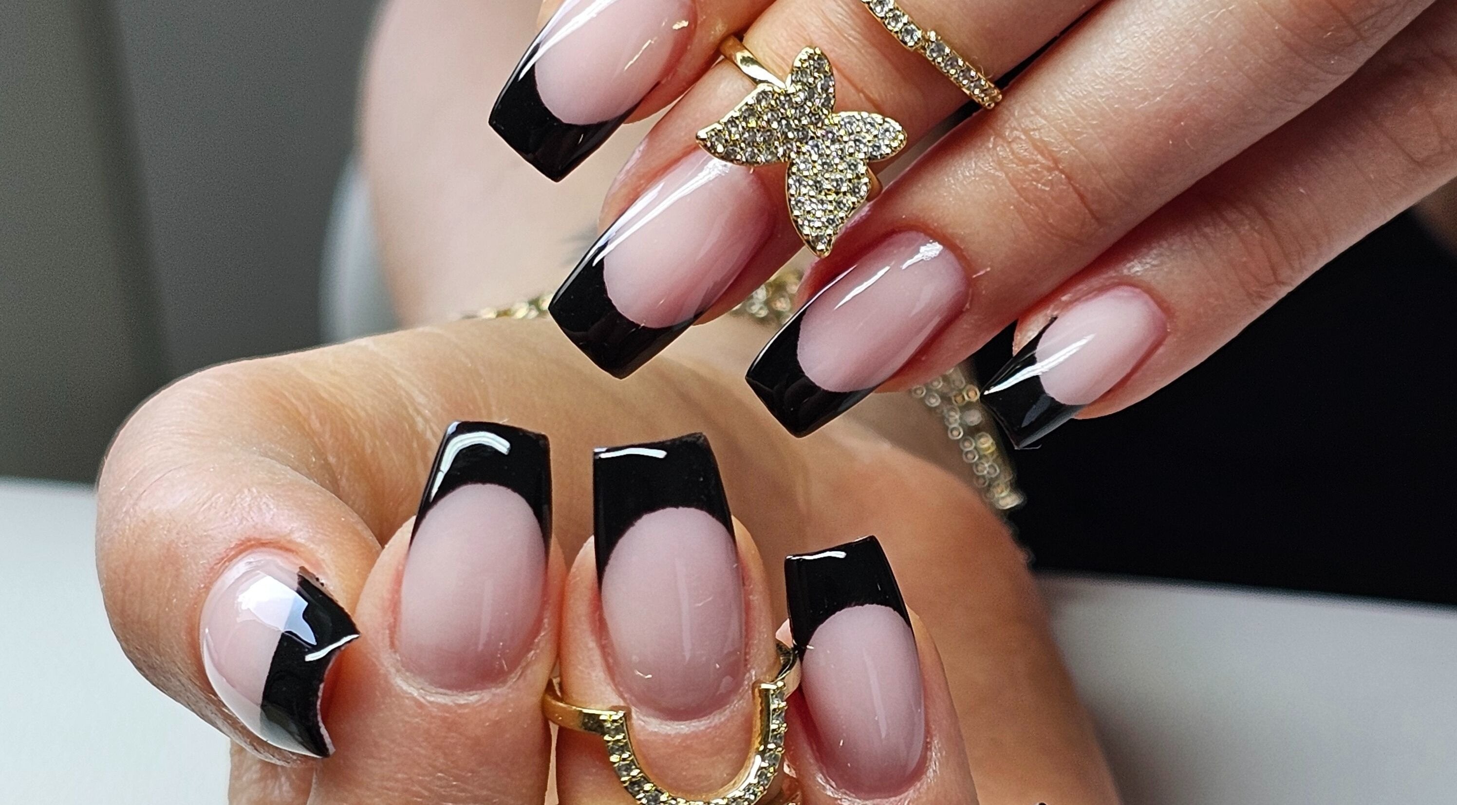 Sofistikert fransk manikyr hos Vanilla Nails by Koziol i Bodø, Nordland, NO.