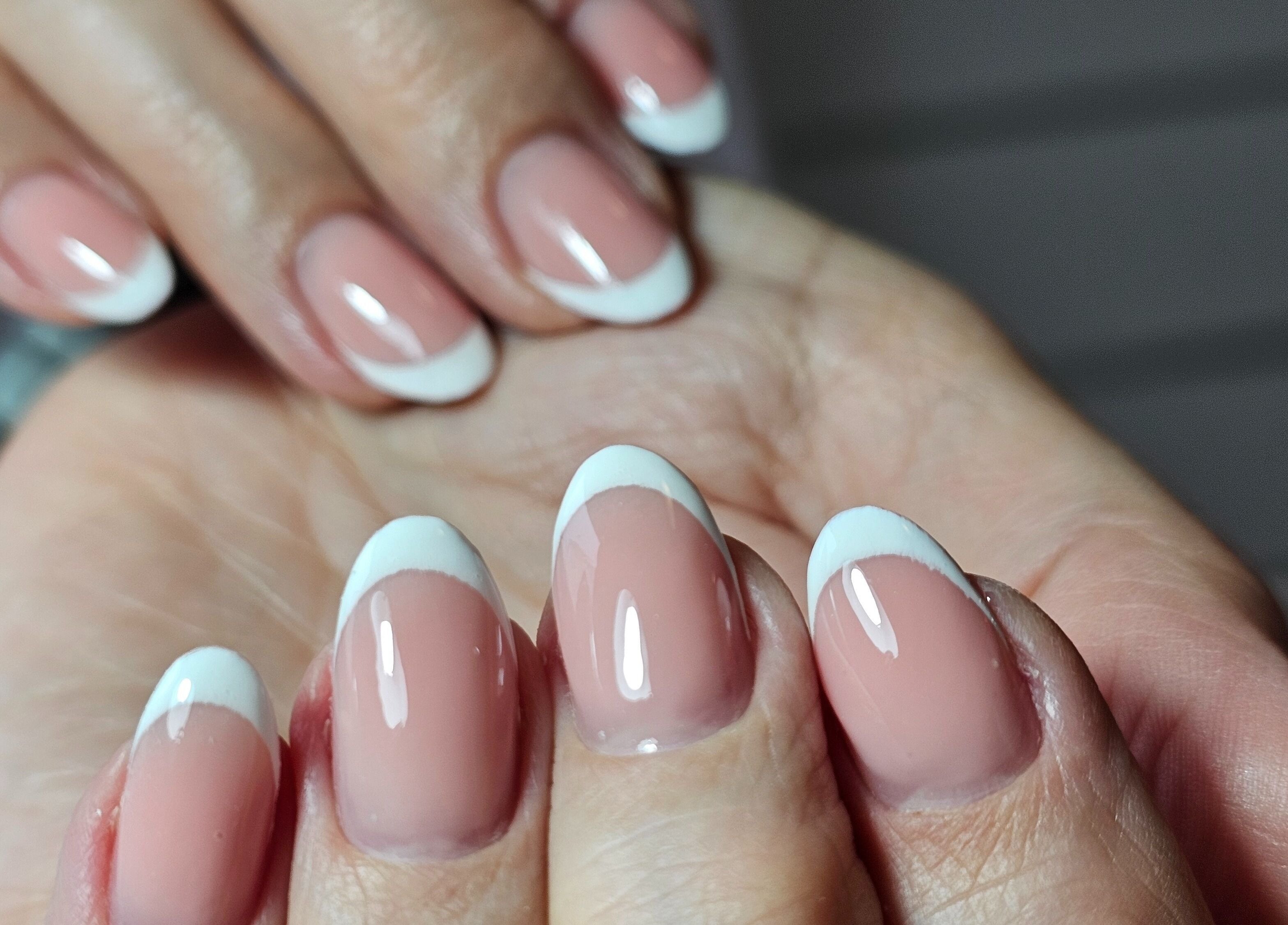 Perfekte franske negler hos Vanilla Nails by Koziol, Bodø, Nordland, NO. For et stilfullt utseende.