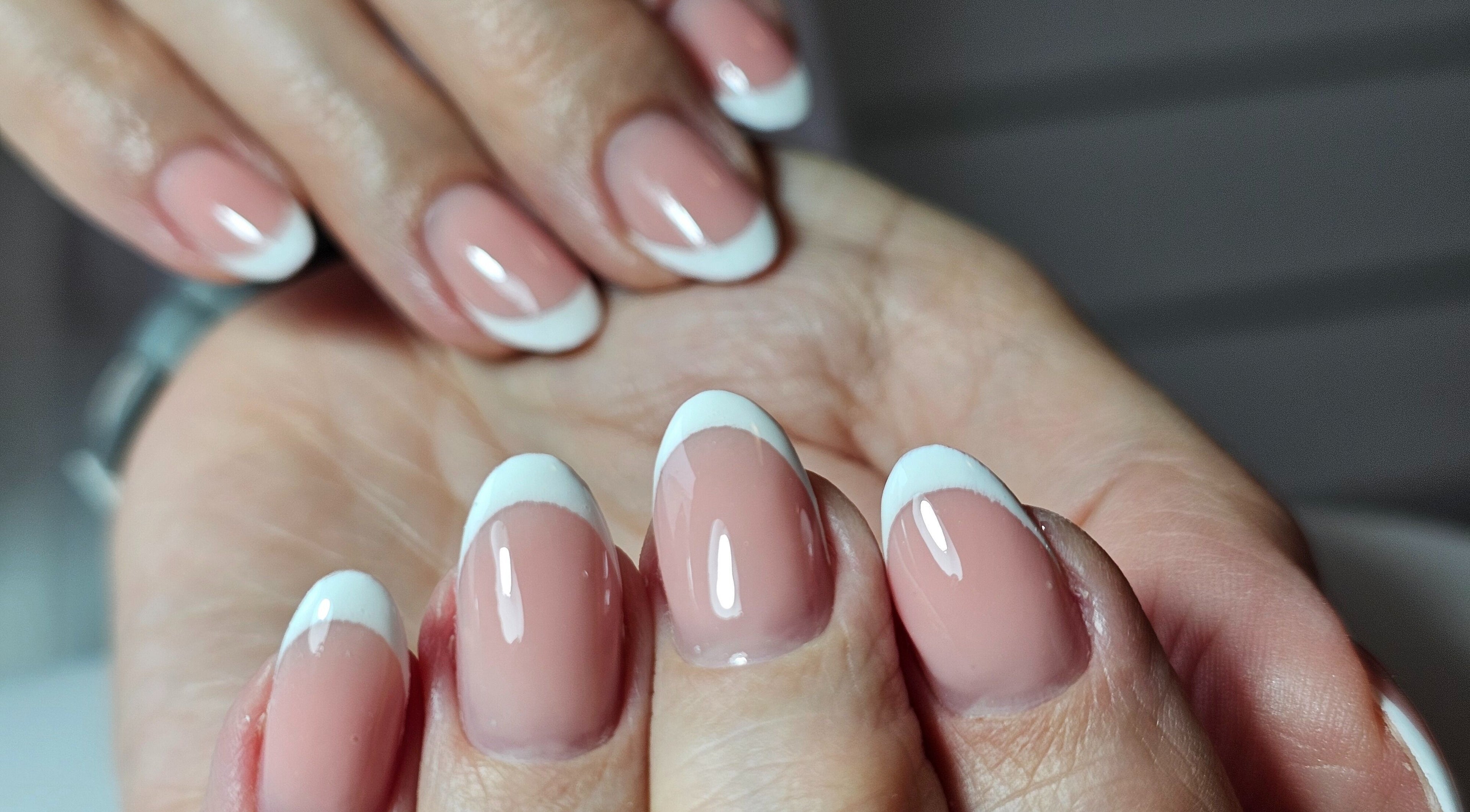 Perfekte franske negler hos Vanilla Nails by Koziol, Bodø, Nordland, NO. For et stilfullt utseende.