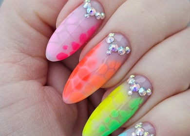 Fargerike neglestiler med strass hos Vanilla Nails by Koziol, Bodø, Nordland, NO.