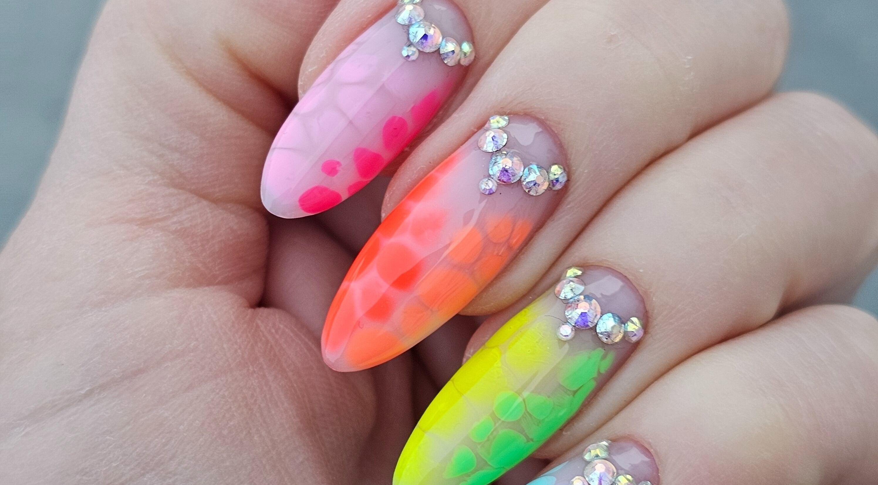 Fargerike neglestiler med strass hos Vanilla Nails by Koziol, Bodø, Nordland, NO.