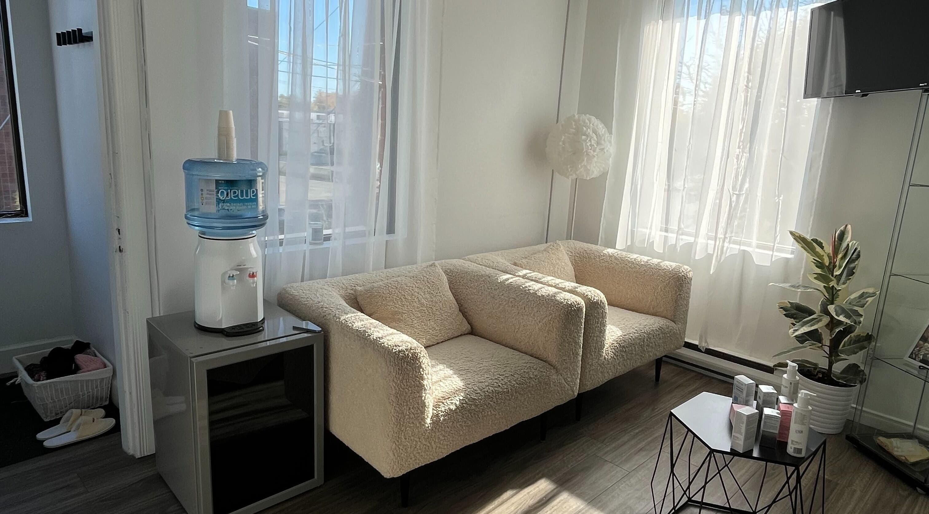 Cozy seating area with water dispenser at Lothéra Spa, Longueuil, Québec, CA.