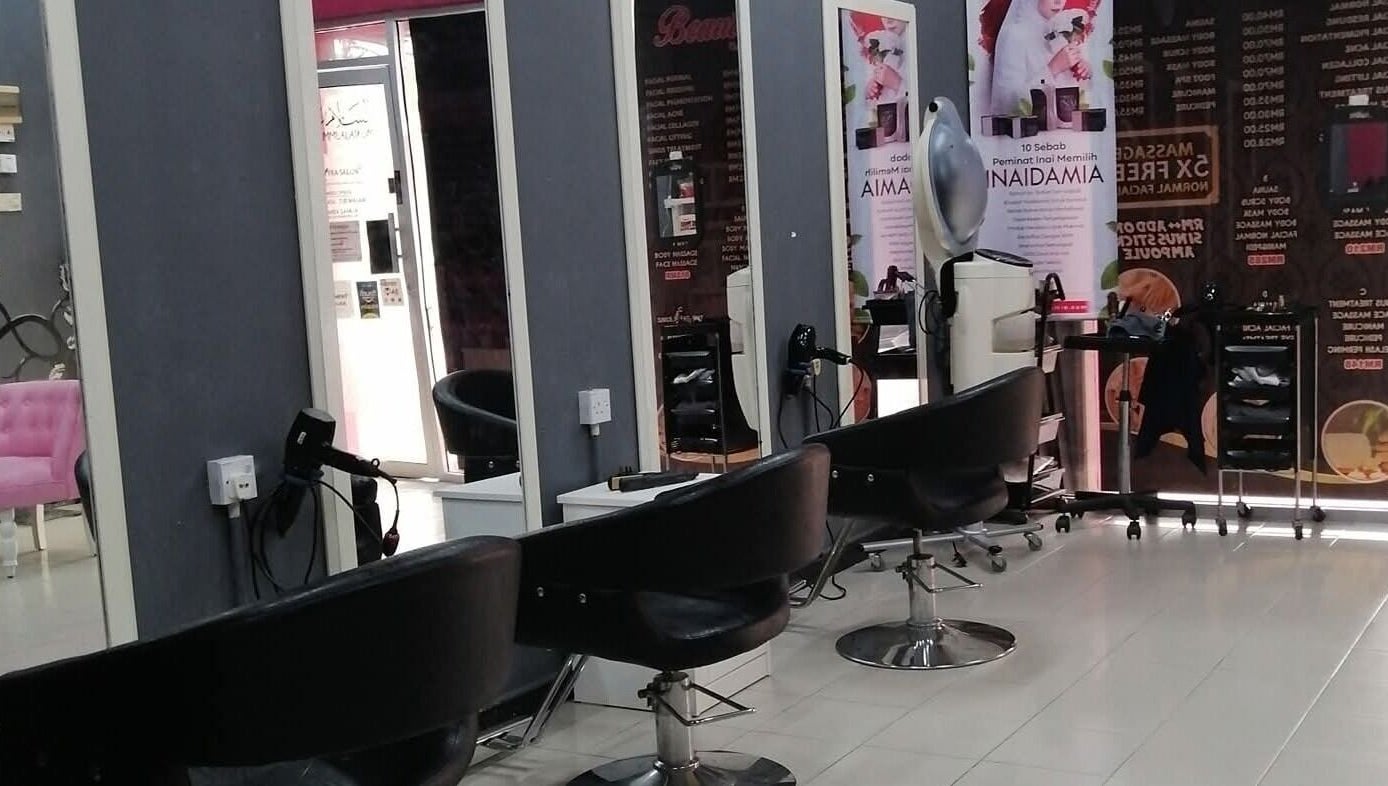 Modern salon chairs and mirrors at My'ra Salon & Beauty (Muslimah) in Sitiawan, Perak, MY.