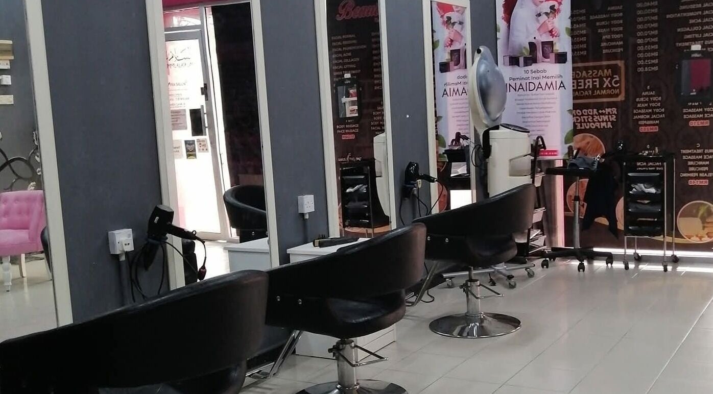 Modern salon chairs and mirrors at My'ra Salon & Beauty (Muslimah) in Sitiawan, Perak, MY.