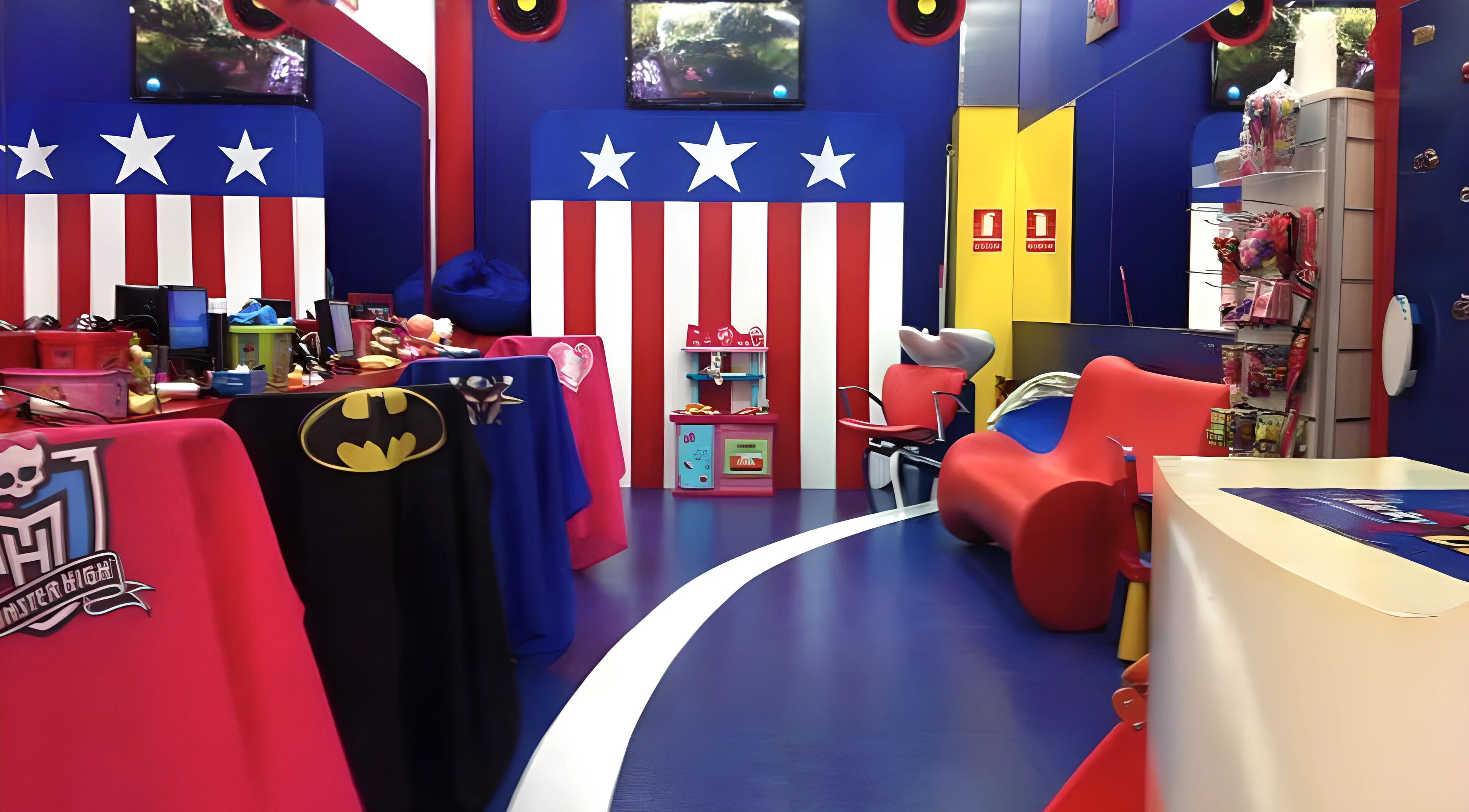 Interior de Micky and Co. - Peluqueria Infantil Y Caballeros en Madrid, lleno de colores vibrantes y decoración temática.