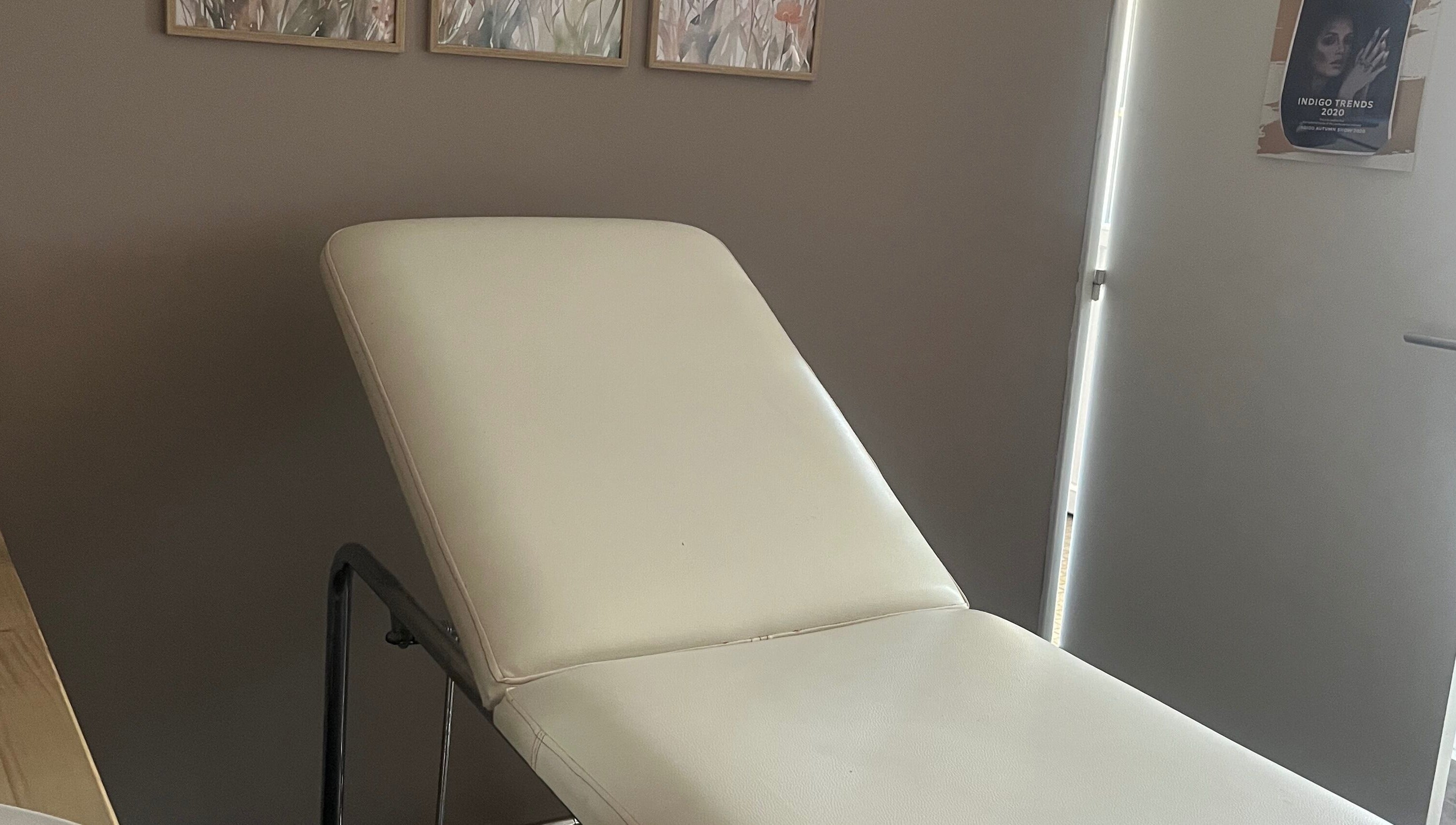 Salle de soin moderne à Un Air D’éliloé, Mantoche, Bourgogne-franche-comté, FR avec fauteuil spa.