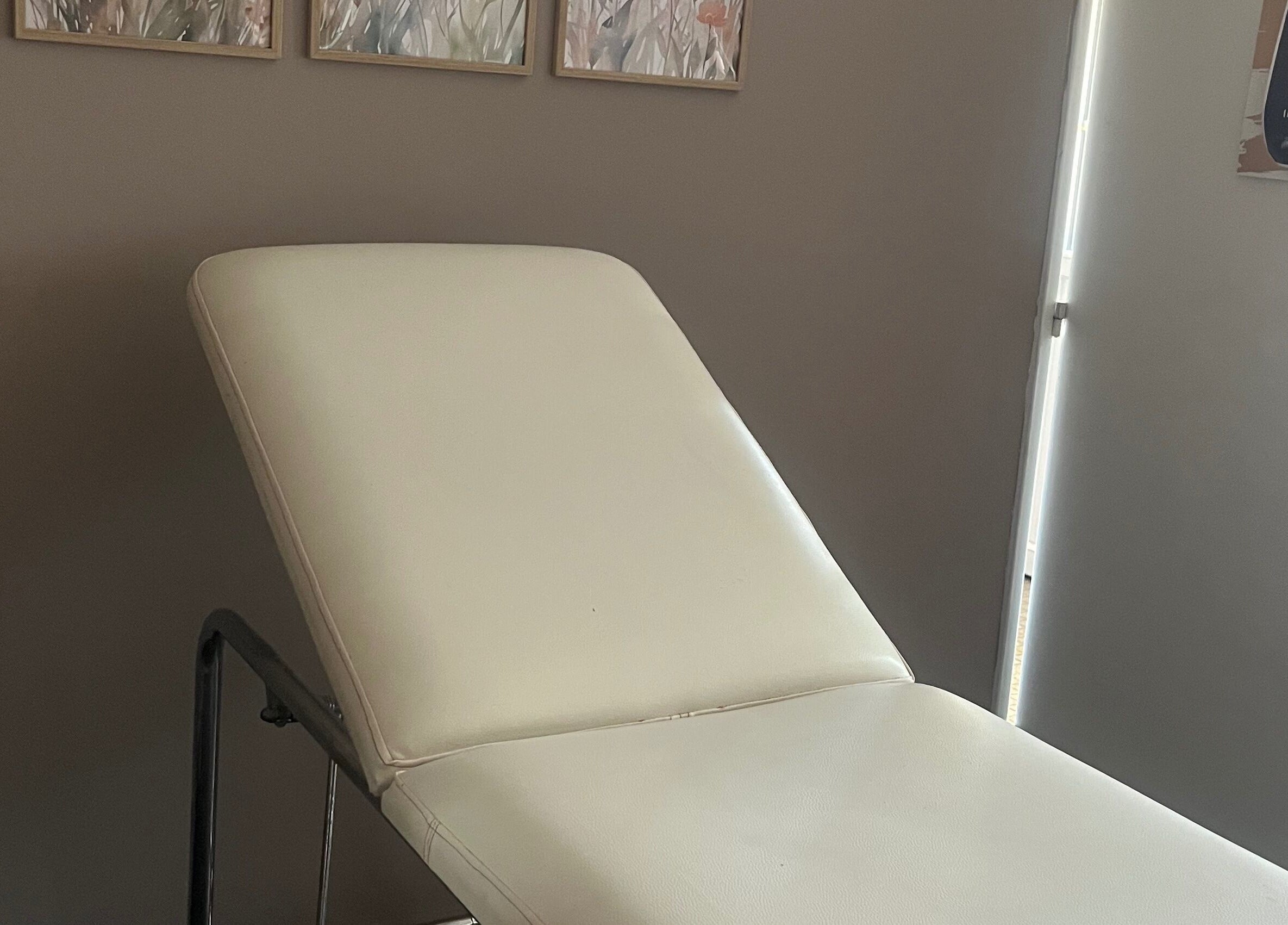 Salle de soin moderne à Un Air D’éliloé, Mantoche, Bourgogne-franche-comté, FR avec fauteuil spa.