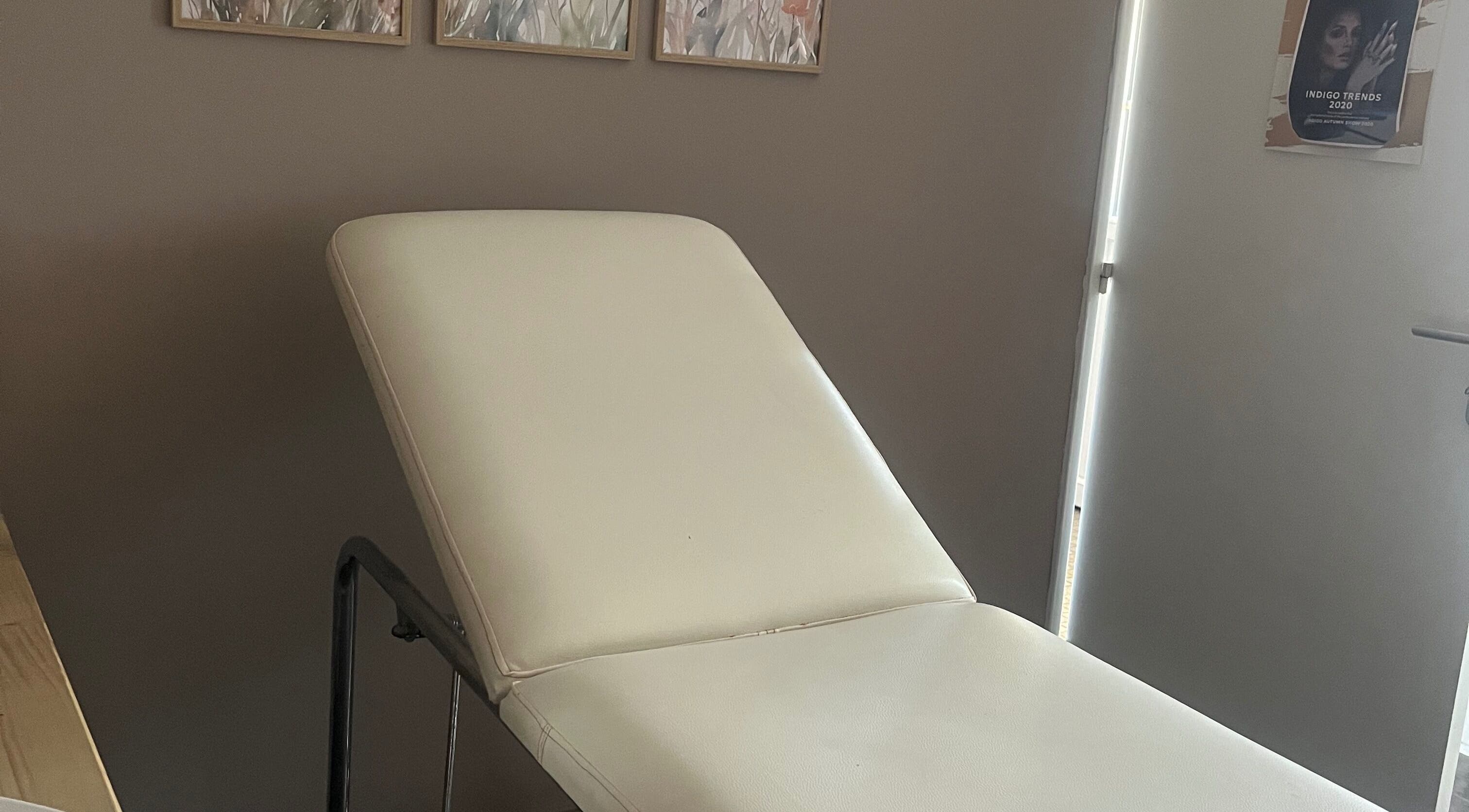 Salle de soin moderne à Un Air D’éliloé, Mantoche, Bourgogne-franche-comté, FR avec fauteuil spa.