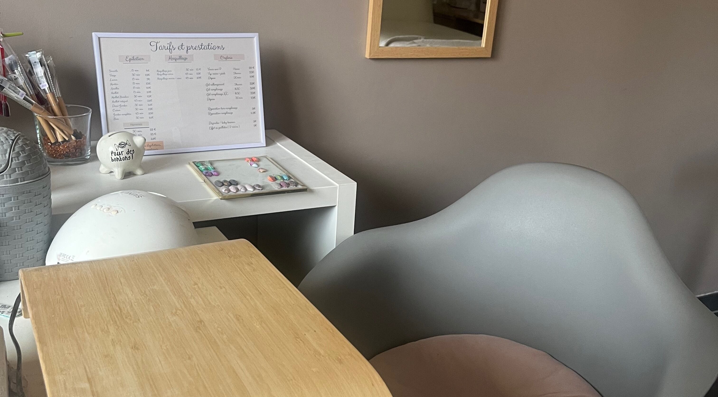 Poste de beauté à Un Air D’éliloé, Mantoche, Bourgogne-franche-comté, FR, avec tarifs et équipements modernes.