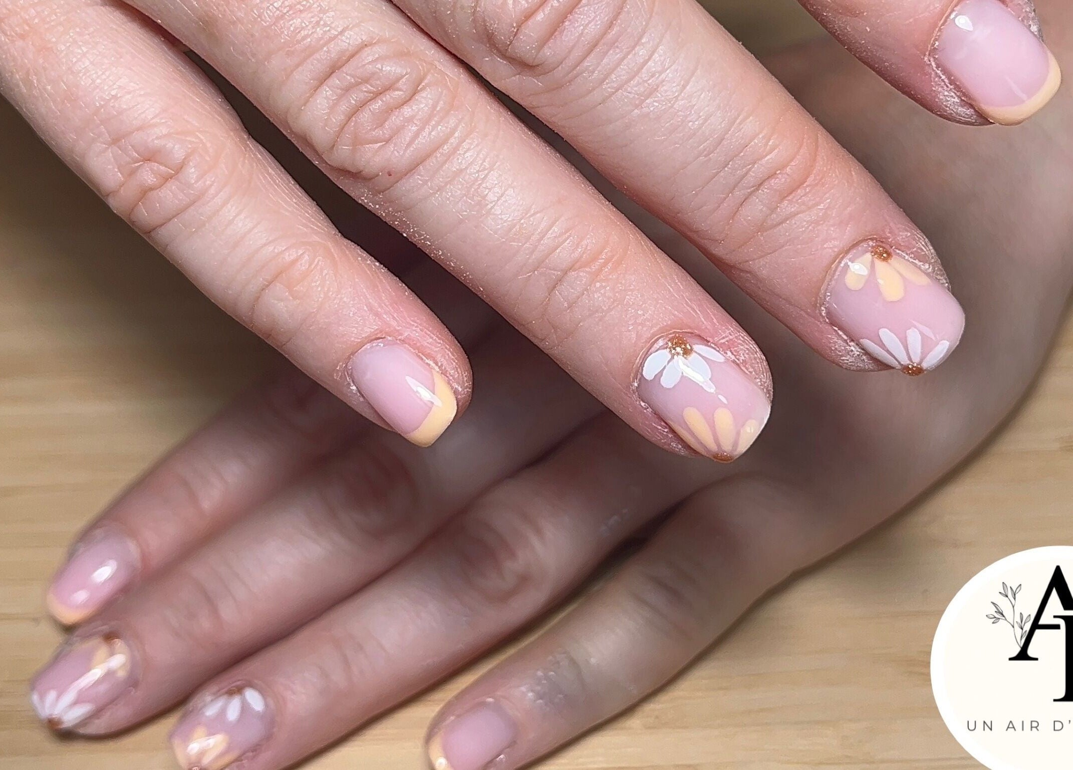 Manucure florale délicate chez Un Air D’éliloé, Mantoche, Bourgogne-franche-comté, FR.