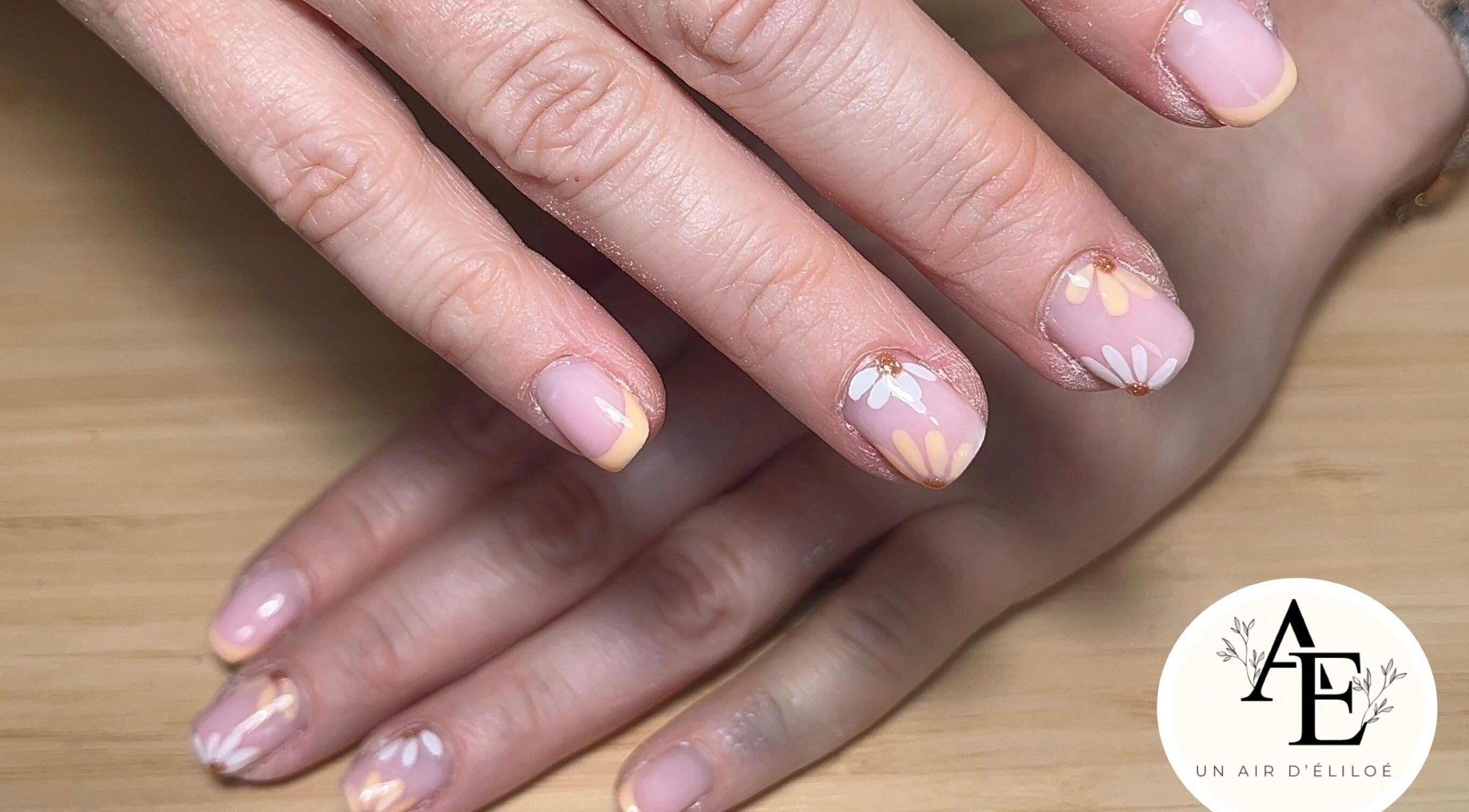 Manucure florale délicate chez Un Air D’éliloé, Mantoche, Bourgogne-franche-comté, FR.