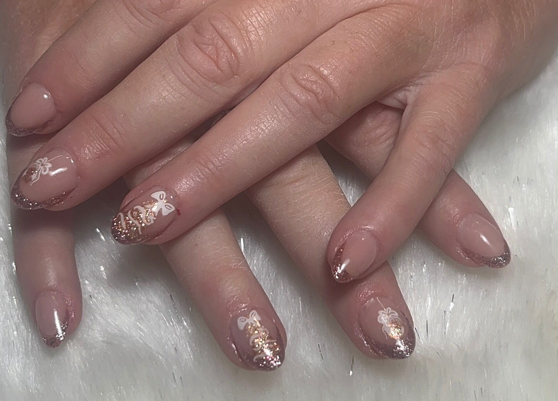 Manucure élégante chez Un Air D’éliloé à Mantoche, Bourgogne-franche-comté, FR, avec motifs raffinés.