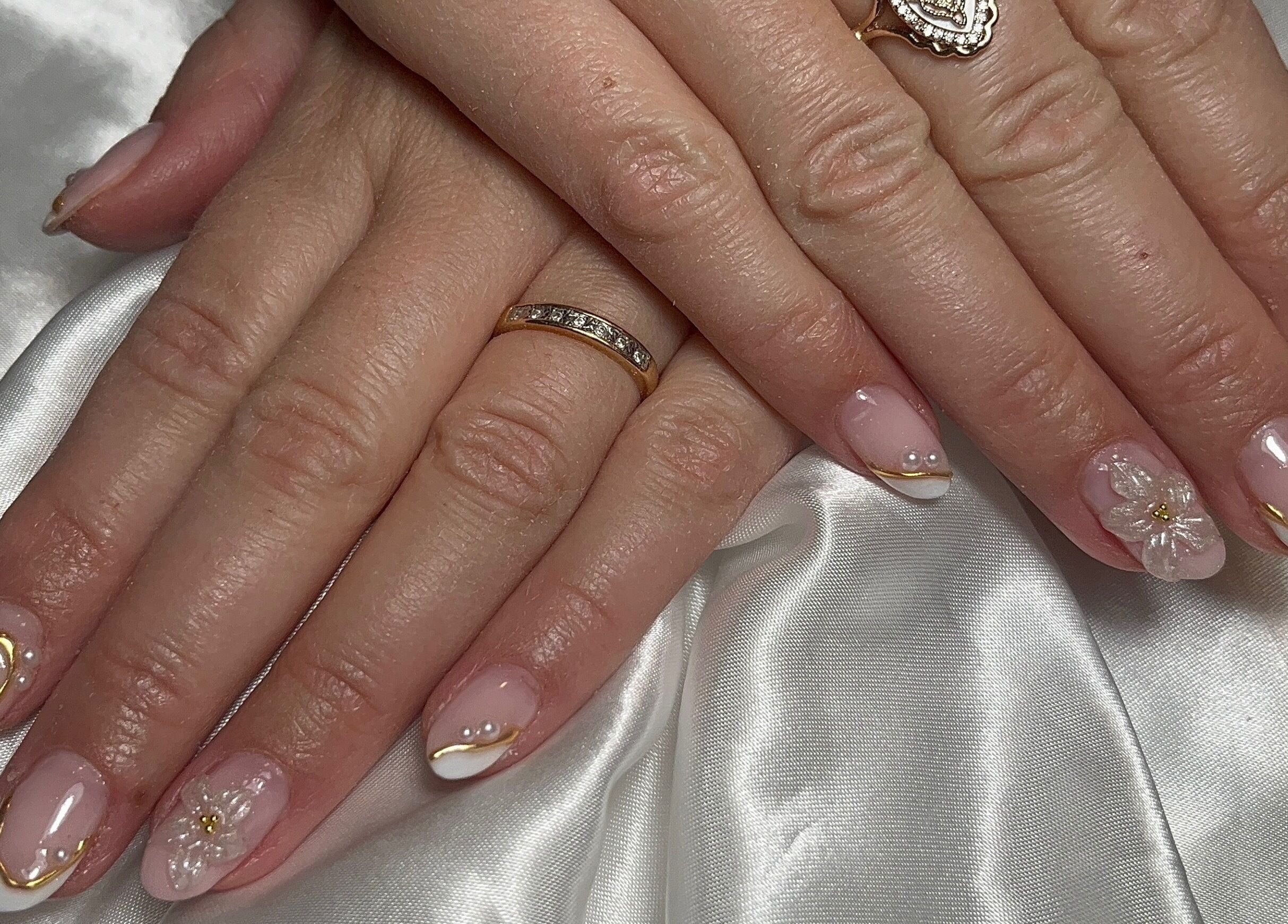 Manucure élégante avec perles à Un Air D’éliloé, Mantoche, Bourgogne-franche-comté, FR.