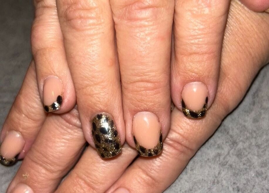 Manucure chic avec des ongles décorés à Un Air D’éliloé, Mantoche, Bourgogne-franche-comté, FR.