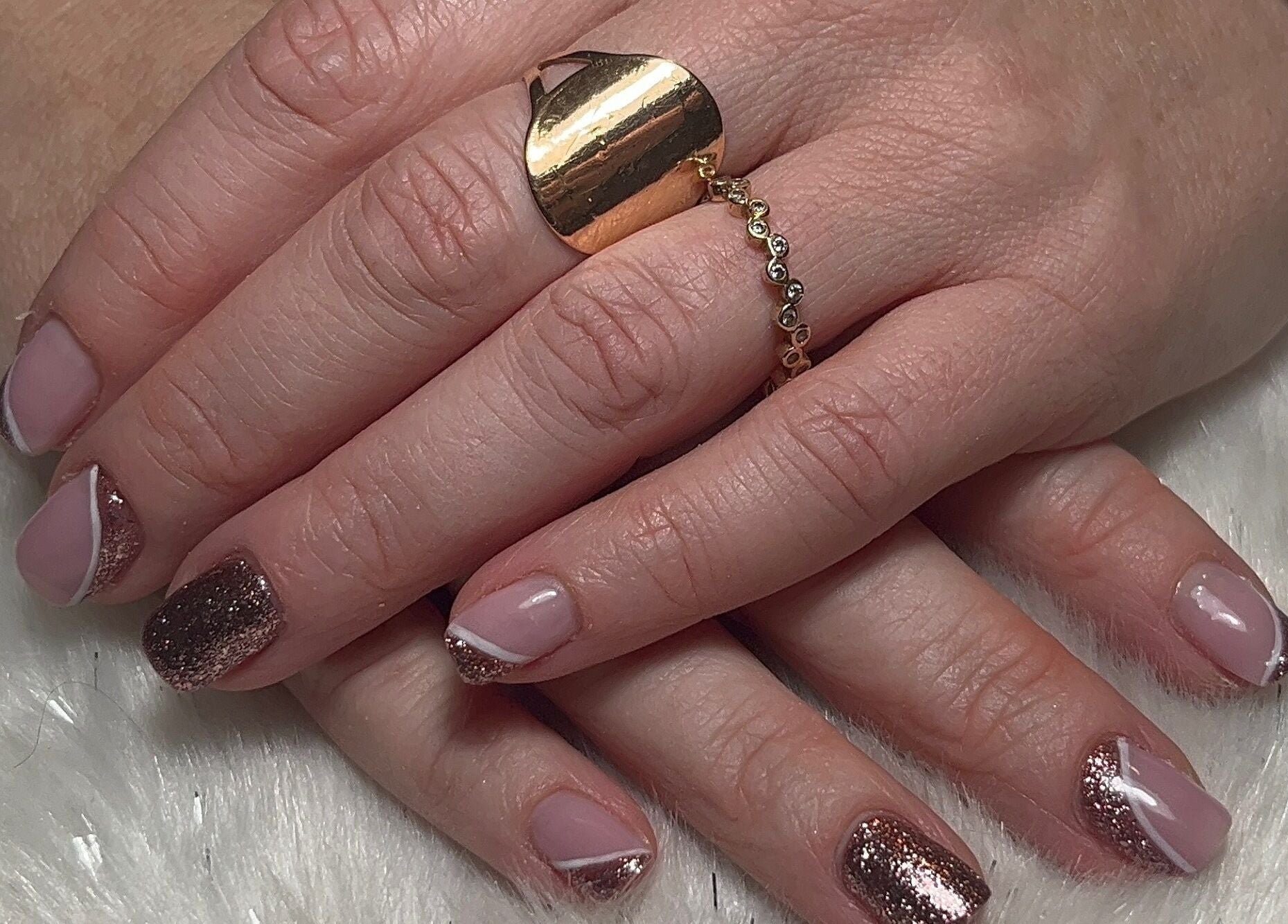 Manucure élégante à Un Air D’éliloé à Mantoche, Bourgogne-franche-comté, FR avec vernis pailleté.