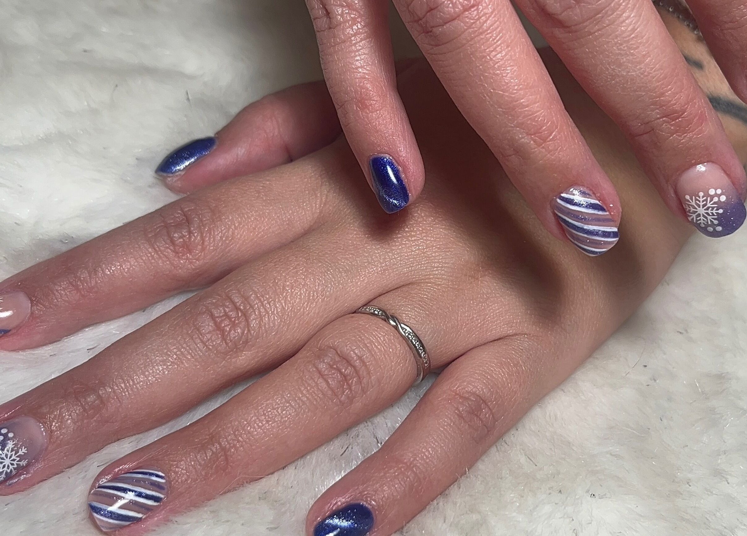 Nail art hivernal chez Un Air D’éliloé, Mantoche, Bourgogne-franche-comté, FR : motifs flocons et bleu scintillant.