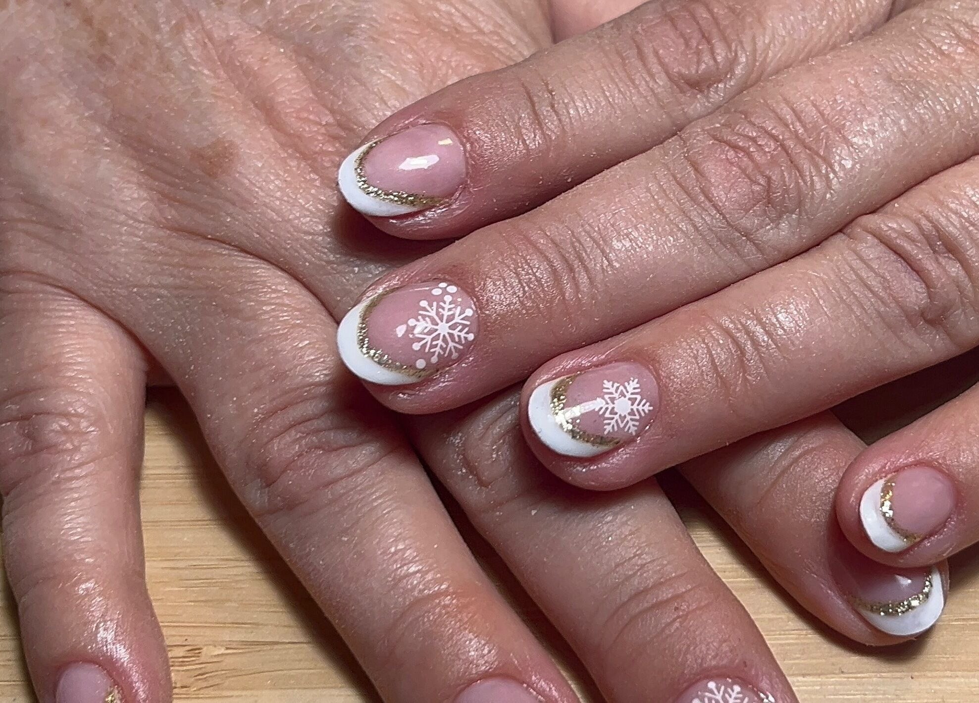 Manucure festive avec motifs de flocons à Un Air D’éliloé, Mantoche, Bourgogne-franche-comté, FR.