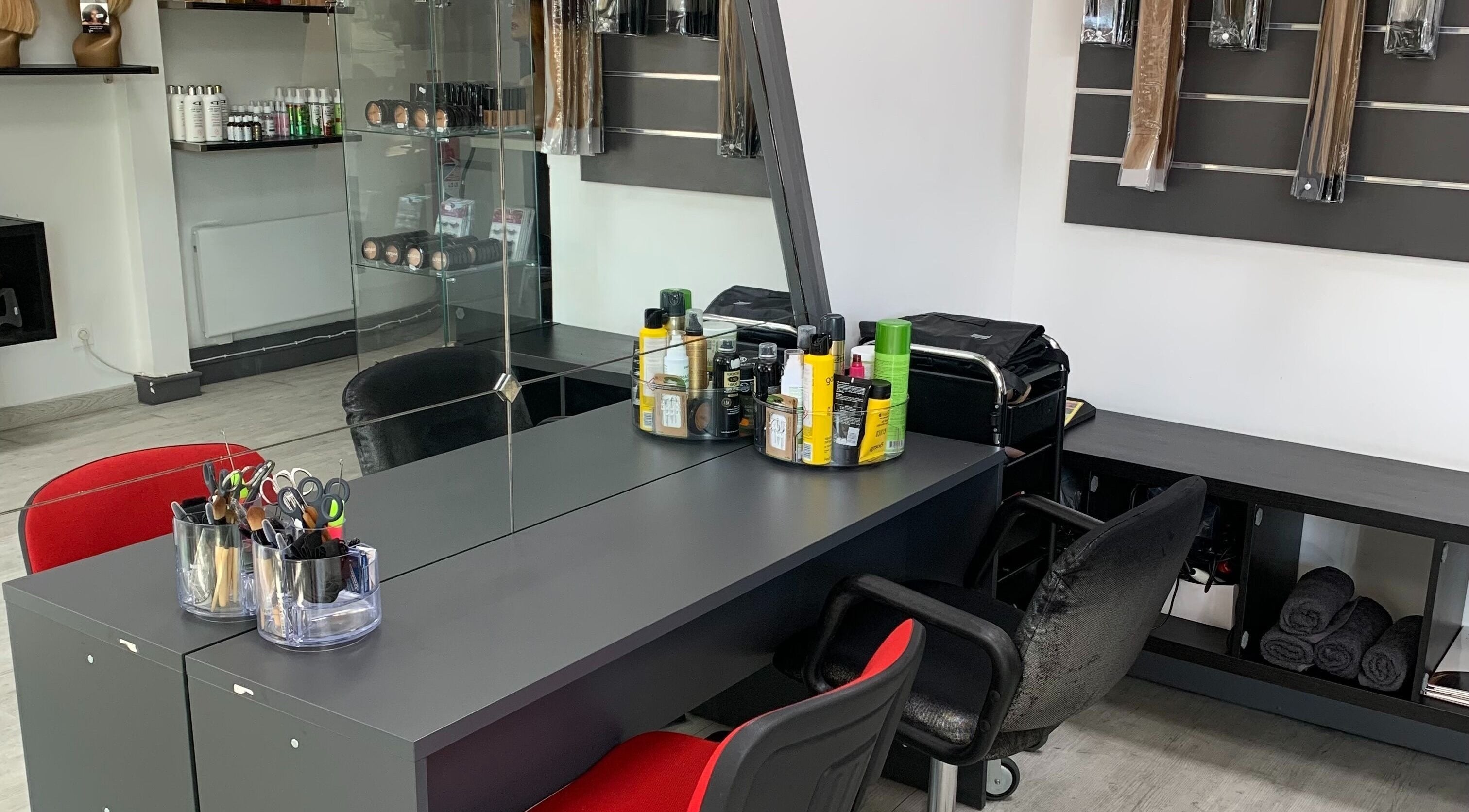 Espace coiffure moderne chez Nissi Esthétique, Angoulême, Nouvelle-Aquitaine, FR, avec produits de beauté.