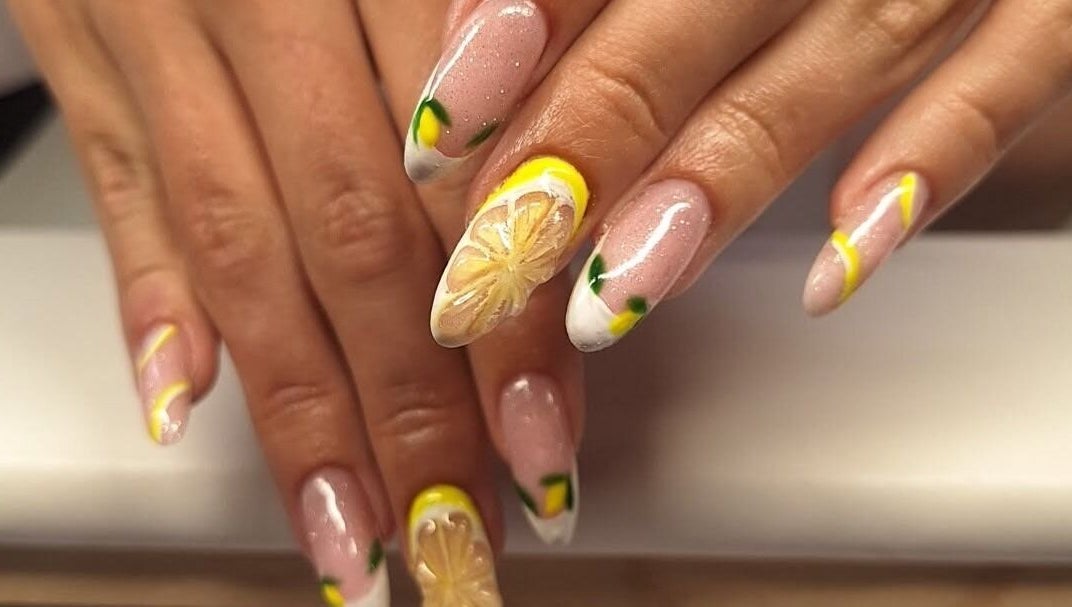 Nail art citron chez KSM.BEAUTE, Istres, Provence-alpes-côte D'azur, FR.