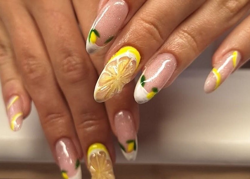 Nail art citron chez KSM.BEAUTE, Istres, Provence-alpes-côte D'azur, FR.