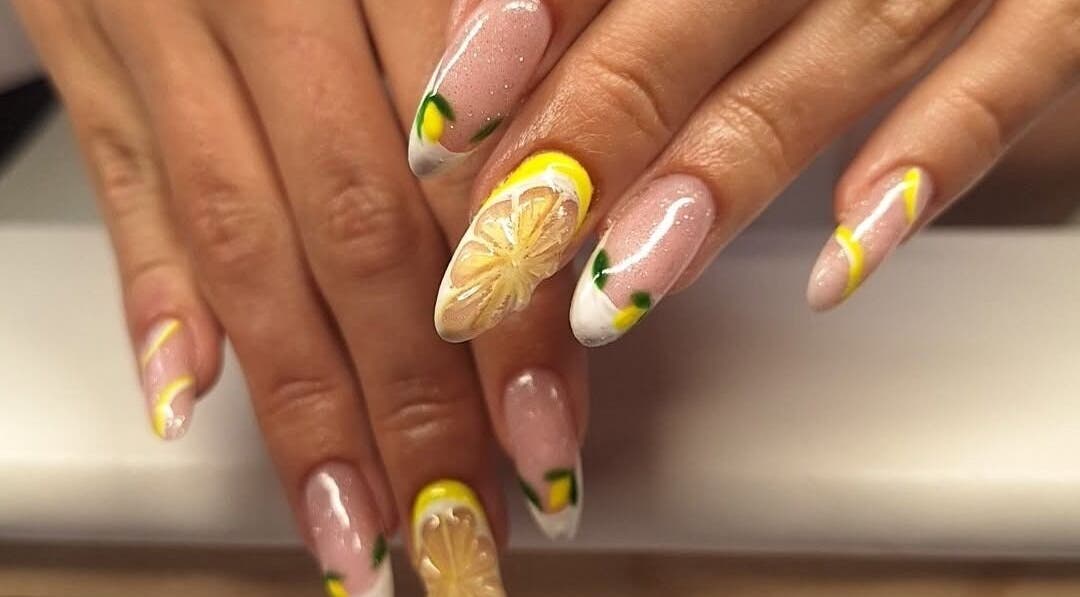 Nail art citron chez KSM.BEAUTE, Istres, Provence-alpes-côte D'azur, FR.