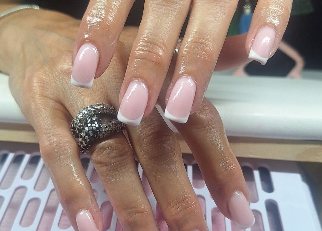 Manucure française élégante chez KSM.BEAUTE, Istres, Provence-alpes-côte D'azur, FR.