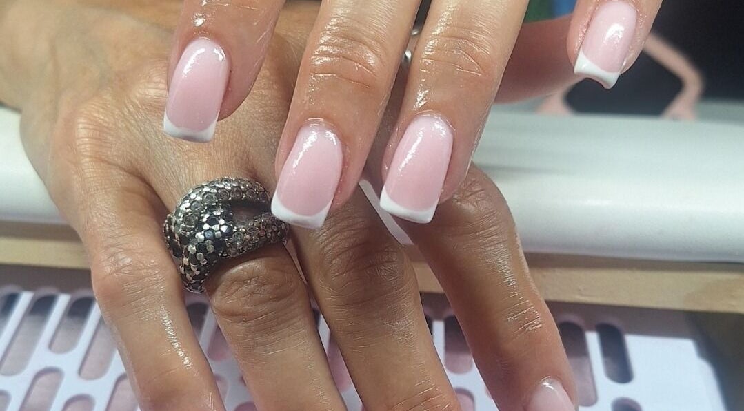 Manucure française élégante chez KSM.BEAUTE, Istres, Provence-alpes-côte D'azur, FR.