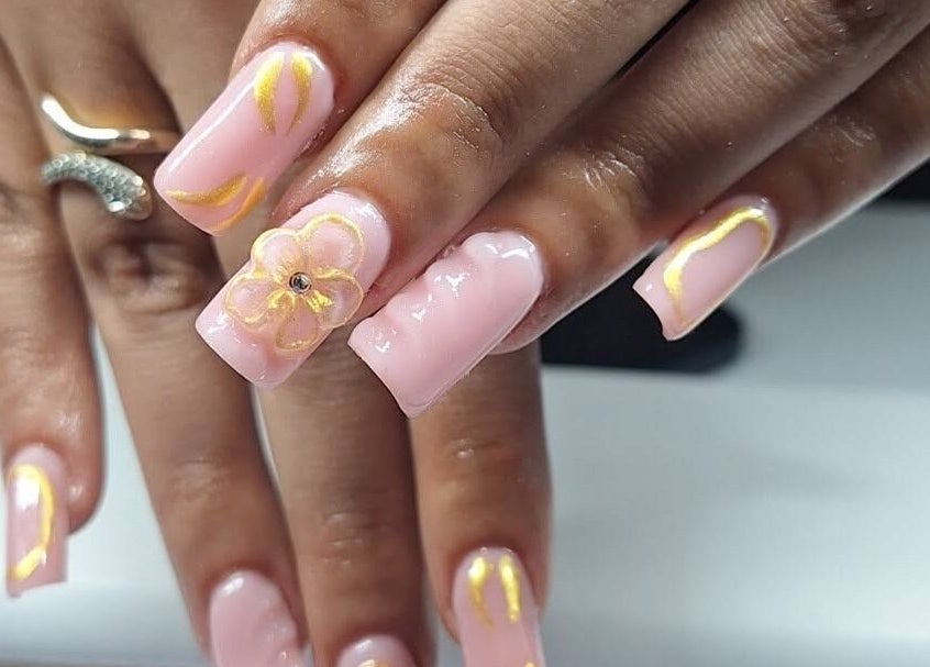 Ongles avec motif floral doré à KSM.BEAUTE, Istres, Provence-alpes-côte D'azur, FR.