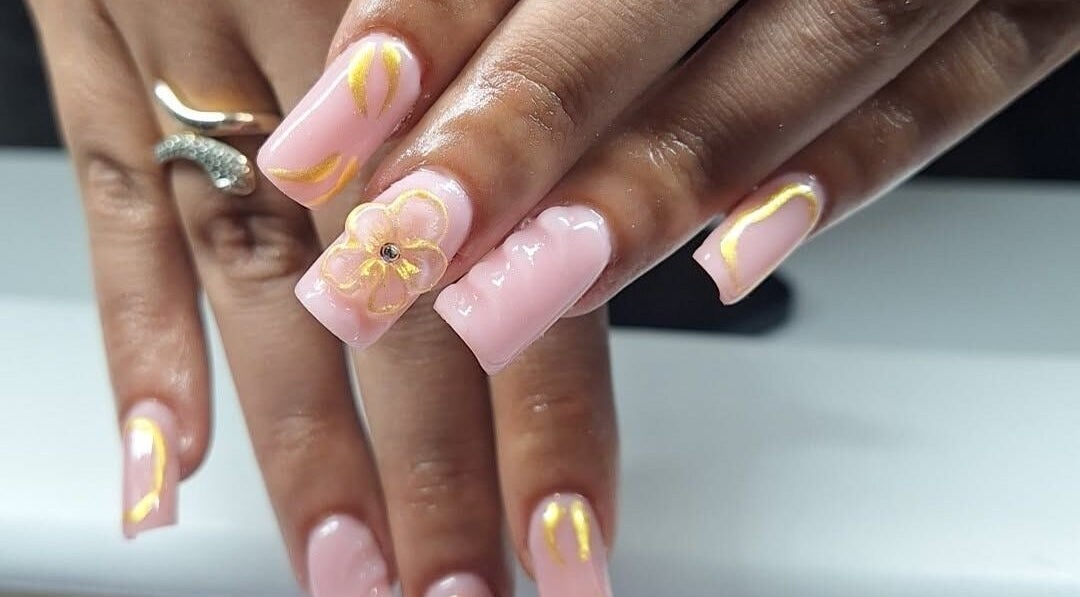 Ongles avec motif floral doré à KSM.BEAUTE, Istres, Provence-alpes-côte D'azur, FR.