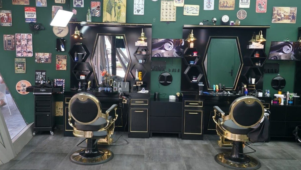 Stijlvolle interieur van Barbershop Milaan in Pijnacker, Zuid-holland, NL met vintage barbiersstoelen.