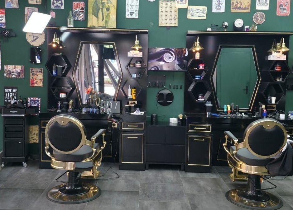 Stijlvolle interieur van Barbershop Milaan in Pijnacker, Zuid-holland, NL met vintage barbiersstoelen.