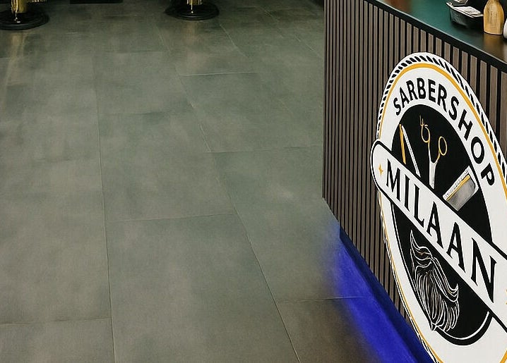 Moderne receptie van Barbershop Milaan in Pijnacker, Zuid-holland, NL met opvallend logo.