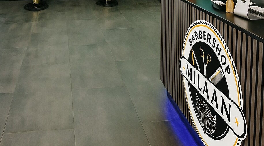 Moderne receptie van Barbershop Milaan in Pijnacker, Zuid-holland, NL met opvallend logo.