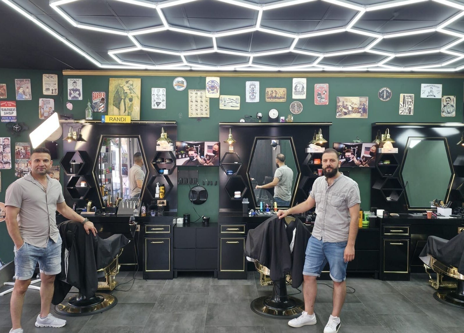 Interieur van Barbershop Milaan in Pijnacker, Zuid-holland, NL met stijlvolle inrichting en vriendelijke medewerkers.