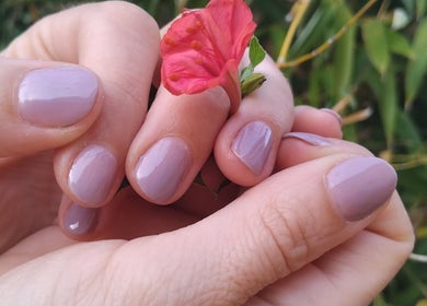 Des ongles vernis avec une fleur chez Ali’nails à Izon, Nouvelle-Aquitaine, FR.