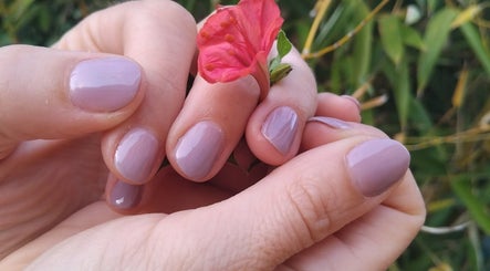 Des ongles vernis avec une fleur chez Ali’nails à Izon, Nouvelle-Aquitaine, FR.
